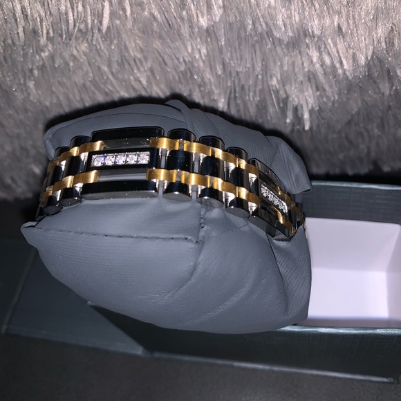 Men’s Cross Bracelet - Picture 2 of 3